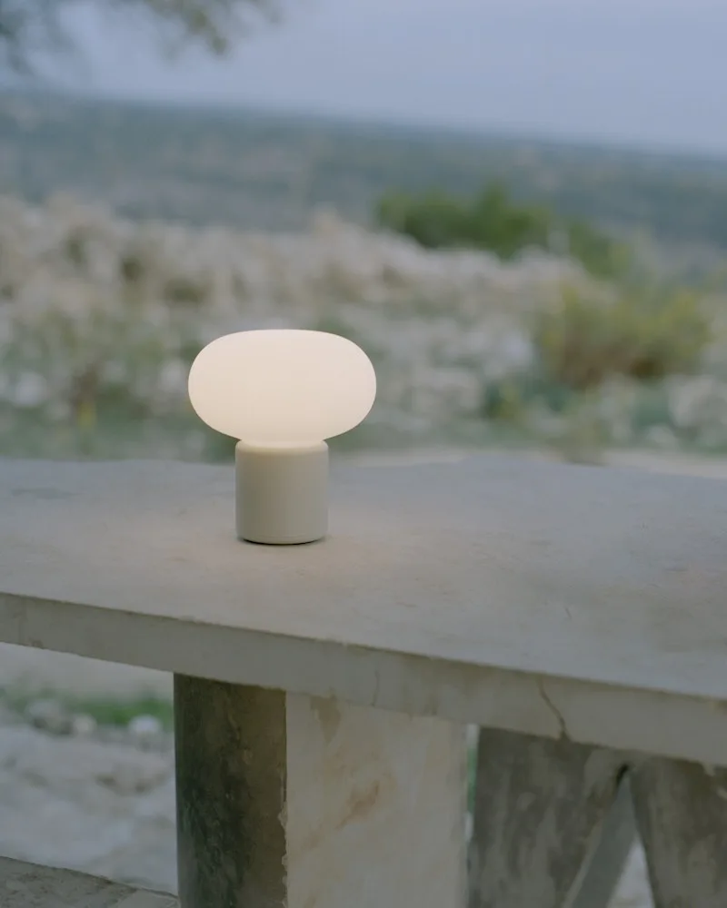 Karl-Johan Portable Table Lamp de New Works – photo d’ambiance 2 sur 4