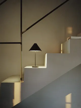 Brolly Portable Table Lamp de New Works – photo d’ambiance 7 sur 8