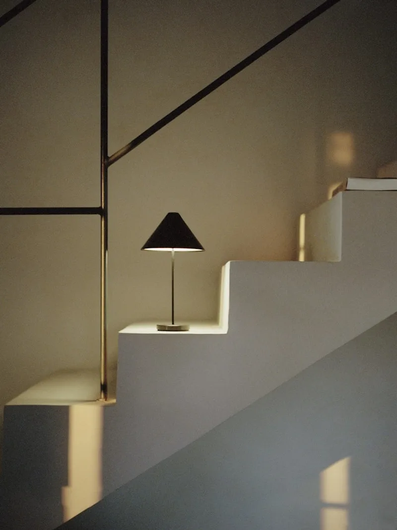 Brolly Portable Table Lamp de New Works – photo d’ambiance 7 sur 8