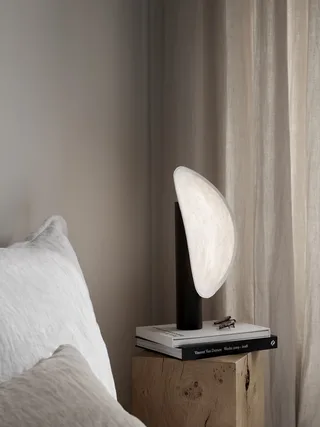Tense Portable Table Lamp van New Works – sfeerfoto 8 van 10