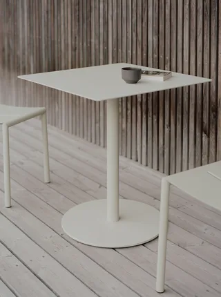 May Bistro Table 70x70 van New Works – sfeerfoto 2 van 4