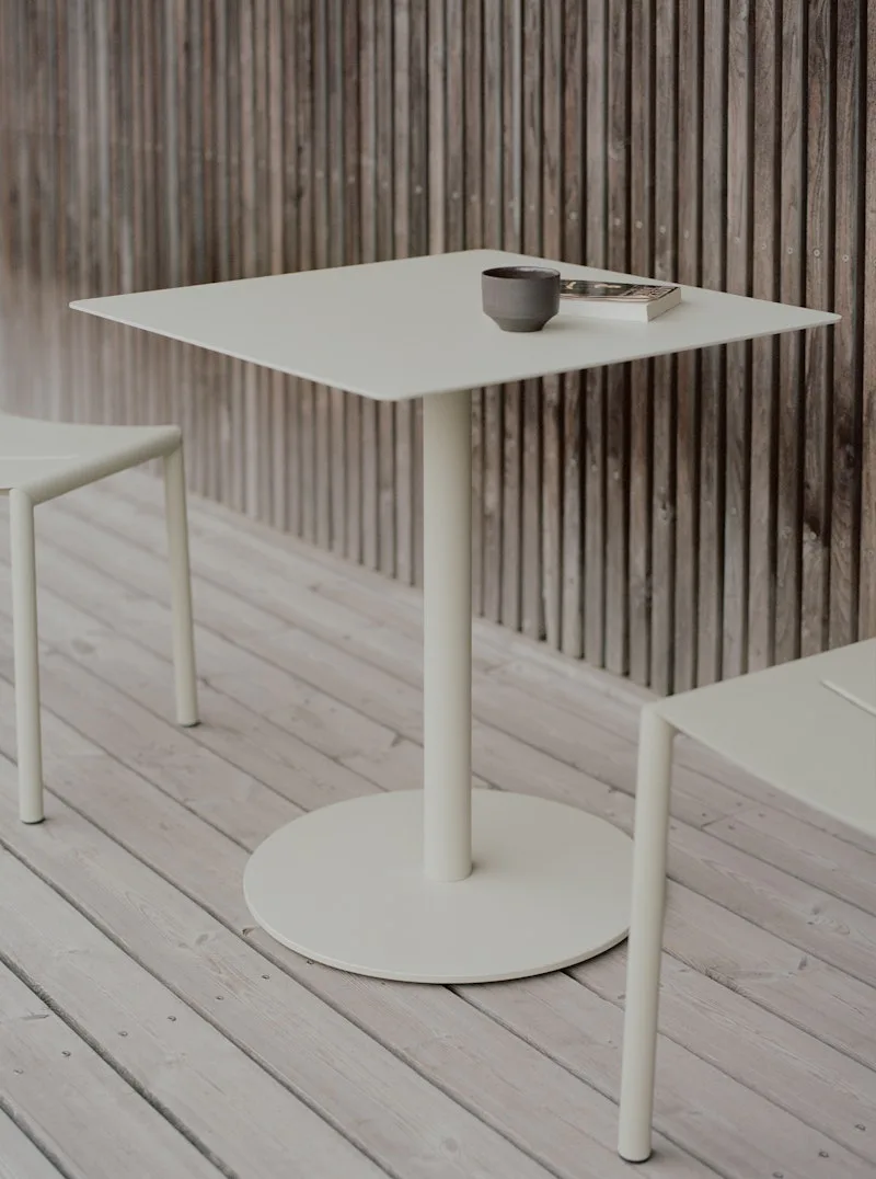 May Bistro Table 70x70 van New Works – sfeerfoto 2 van 4