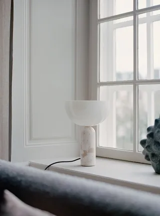Kizu Table Lamp Small van New Works – sfeerfoto 4 van 6