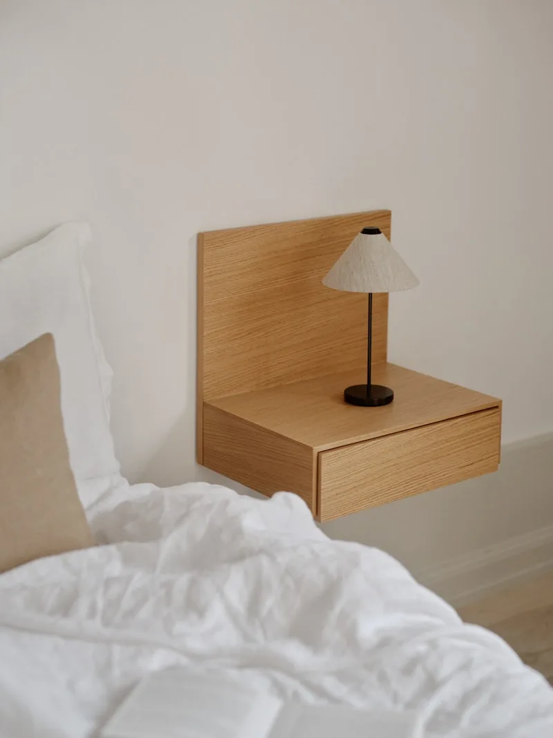 Tana Wall Mounted Nightstand de New Works – photo d’ambiance 5 sur 6