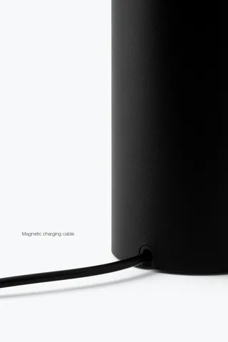Tense Portable Table Lamp van New Works – sfeerfoto 3 van 10