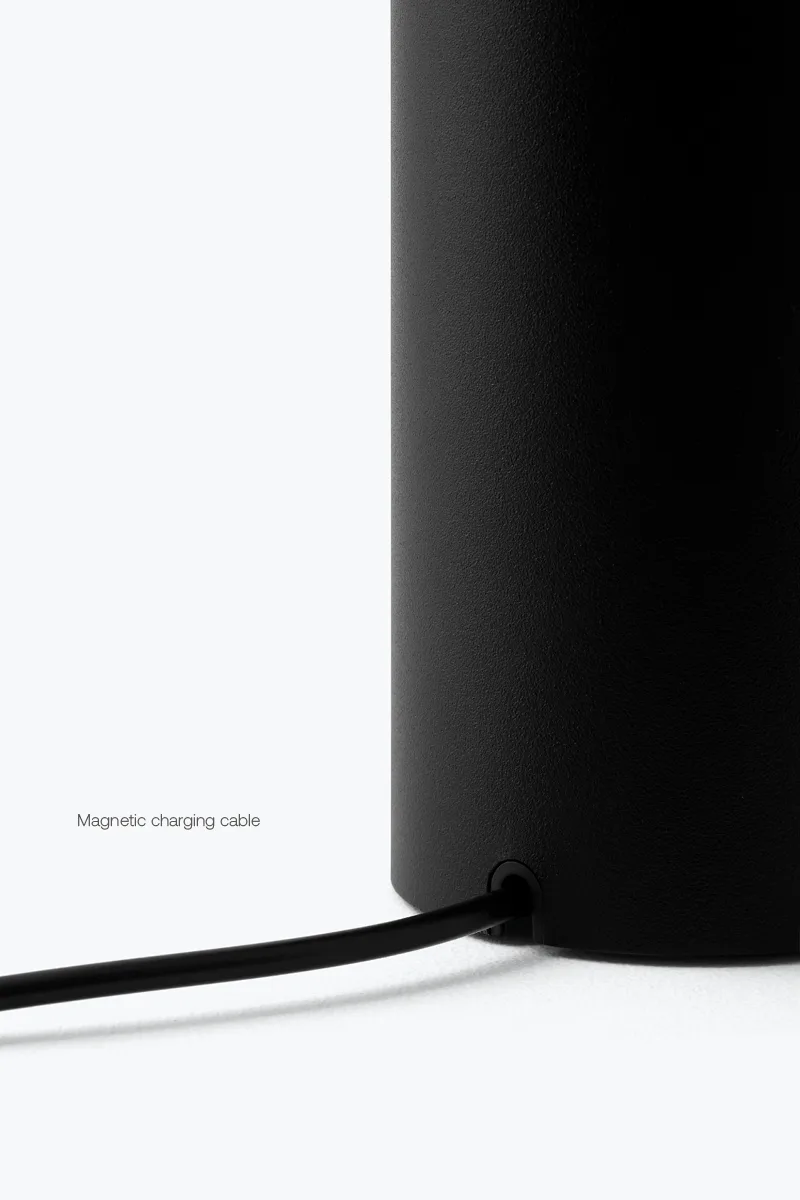 Tense Portable Table Lamp van New Works – sfeerfoto 3 van 10
