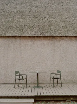 May Bistro Table Ø90 von New Works – Ambientefoto 3 von 5