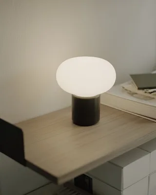 Karl-Johan Portable Table Lamp de New Works – photo d’ambiance 3 sur 5