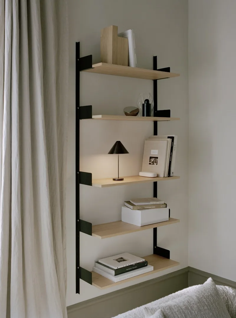 Aura Table Mirror de New Works – photo d’ambiance 2 sur 6