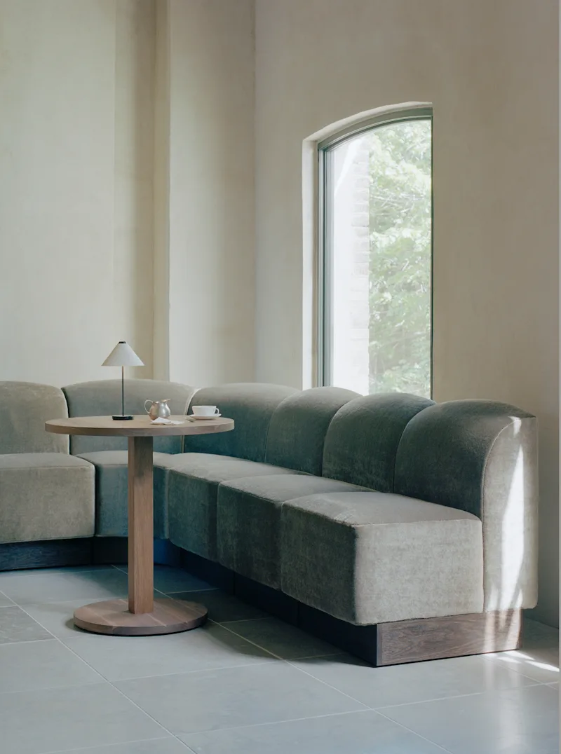Atlas Bistro Table von New Works – Ambientefoto 2 von 4