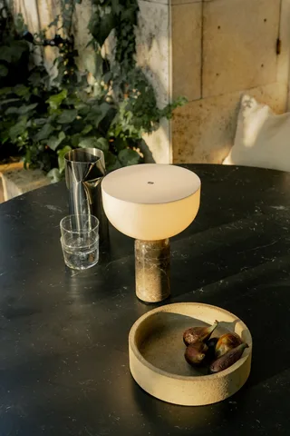 Kizu Portable Table Lamp van New Works – sfeerfoto 7 van 11