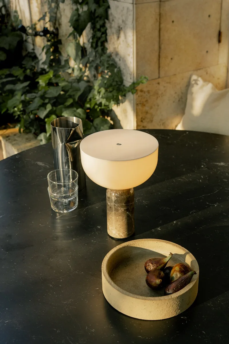 Kizu Portable Table Lamp van New Works – sfeerfoto 7 van 11