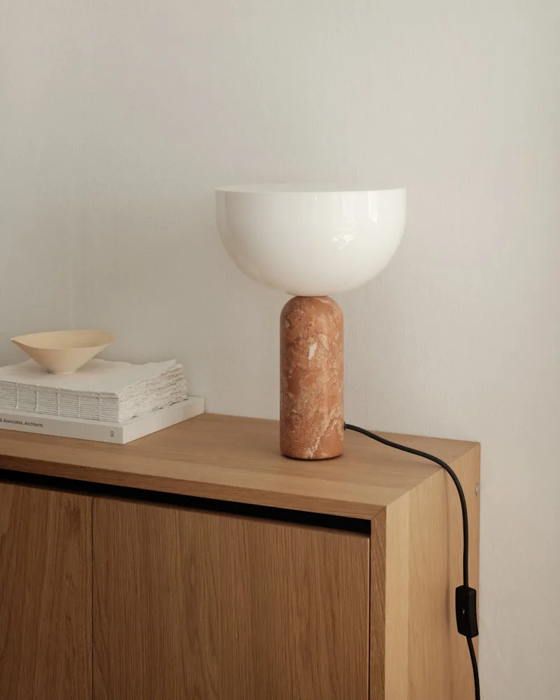 Kizu Table Lamp Small van New Works – sfeerfoto 2 van 4