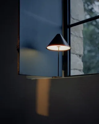 Brolly Portable Table Lamp de New Works – photo d’ambiance 4 sur 8