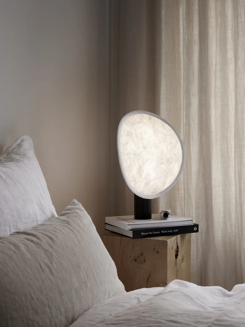 Tense Portable Table Lamp van New Works – sfeerfoto 9 van 10