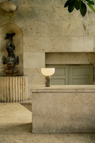 Kizu Portable Table Lamp van New Works – sfeerfoto 5 van 11