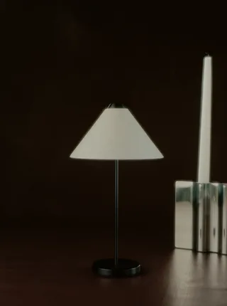 Brolly Portable Table Lamp de New Works – photo d’ambiance 6 sur 7