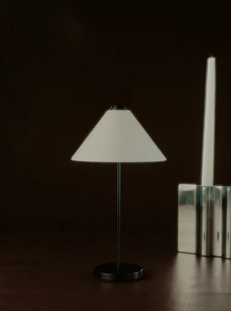 Brolly Portable Table Lamp de New Works – photo d’ambiance 6 sur 7