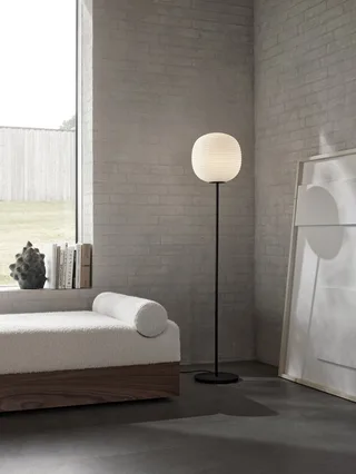 Lantern Floor Lamp de New Works – photo d’ambiance 2 sur 6