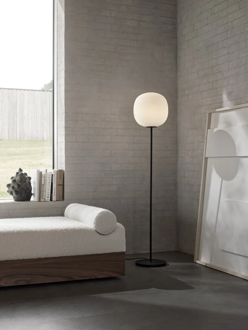 Lantern Floor Lamp de New Works – photo d’ambiance 2 sur 6