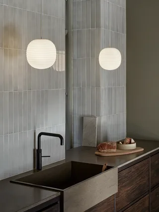 Lantern Pendant Lamp Small von New Works – Ambientefoto 2 von 4
