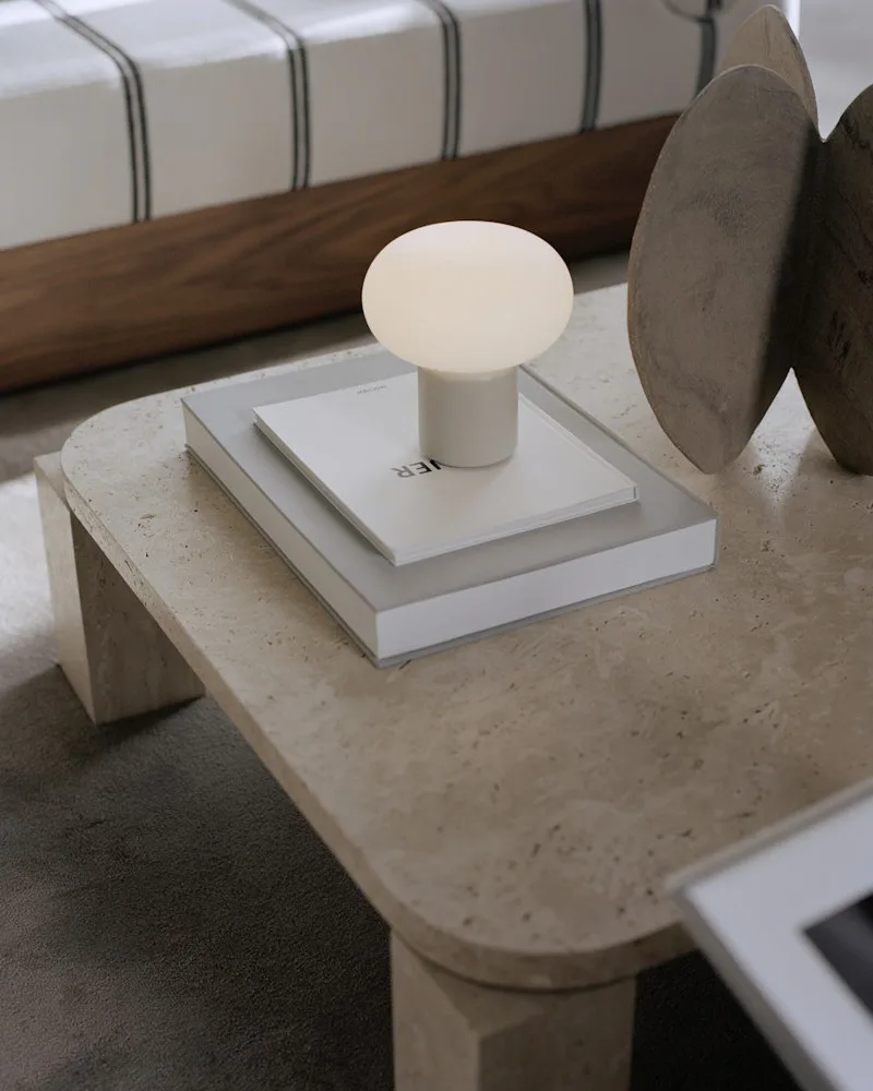 Karl-Johan Portable Table Lamp de New Works – photo d’ambiance 3 sur 4