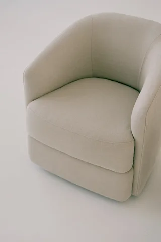 Covent Lounge Chair Narrow de New Works – photo d’ambiance 3 sur 5