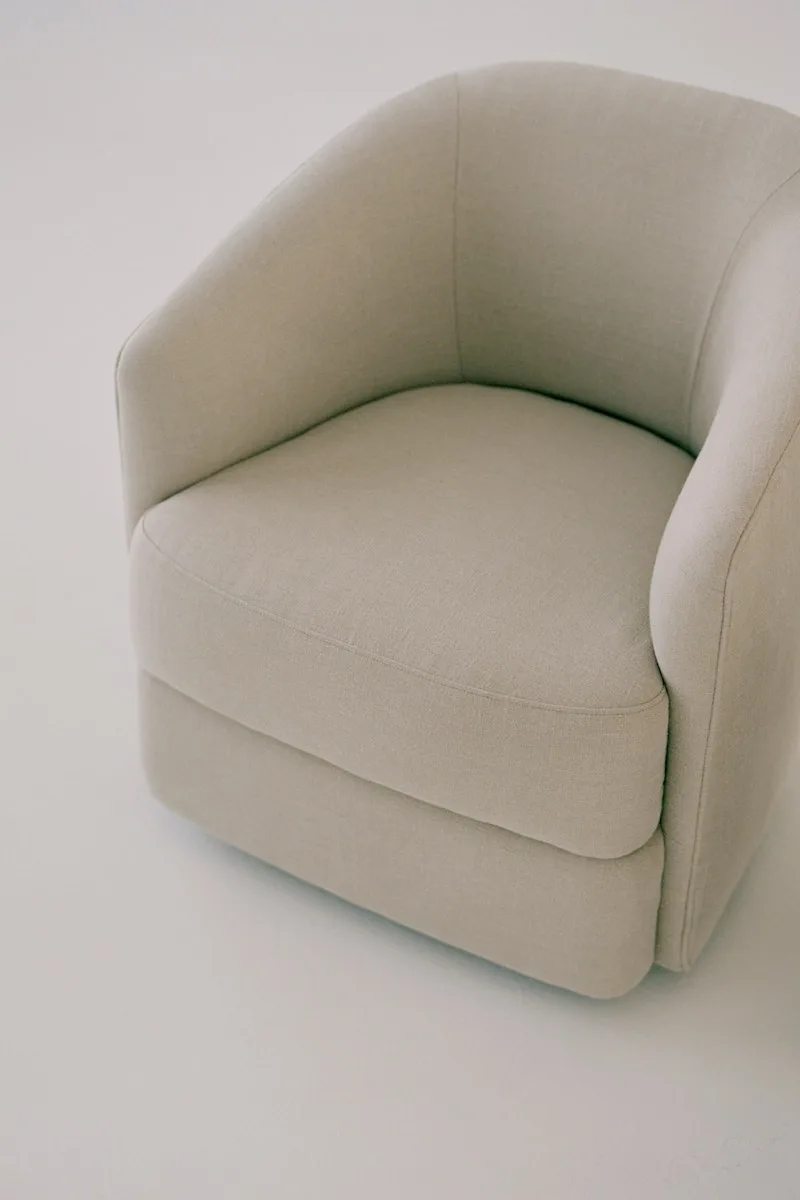 Covent Lounge Chair Narrow de New Works – photo d’ambiance 3 sur 5