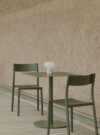 May Bistro Table 70x70 van New Works – sfeerfoto 3 van 4