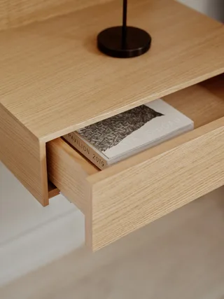 Tana Wall Mounted Nightstand van New Works – sfeerfoto 3 van 6