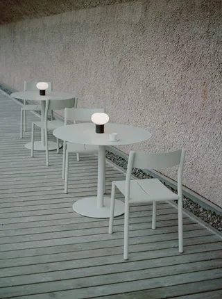 May Bistro Table Ø90 von New Works – Ambientefoto 3 von 5