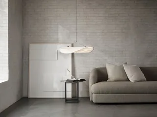 Tense Pendant Lamp Ø70 van New Works – sfeerfoto 2 van 3