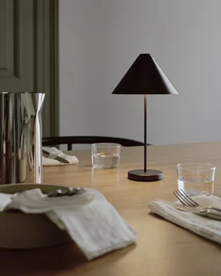 Brolly Portable Table Lamp de New Works – photo d’ambiance 5 sur 8