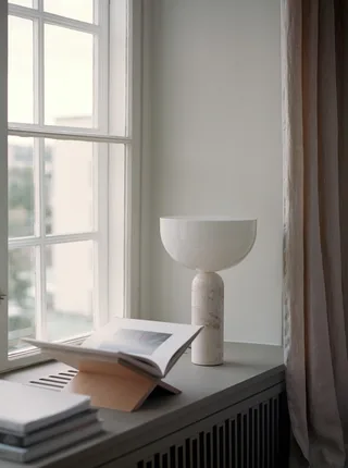 Kizu Table Lamp Large van New Works – sfeerfoto 3 van 7
