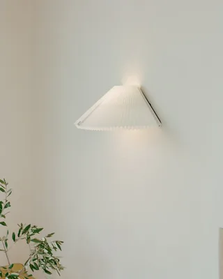 Nebra Wall Lamp van New Works – sfeerfoto 7 van 8