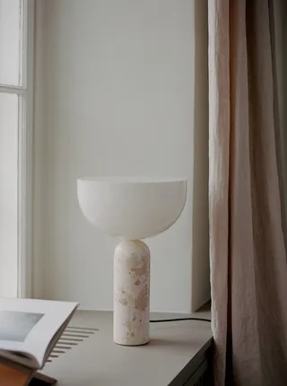Kizu Table Lamp Large van New Works – sfeerfoto 4 van 7