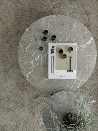 Florence Coffee Table Ø90 de New Works – photo d’ambiance 3 sur 4