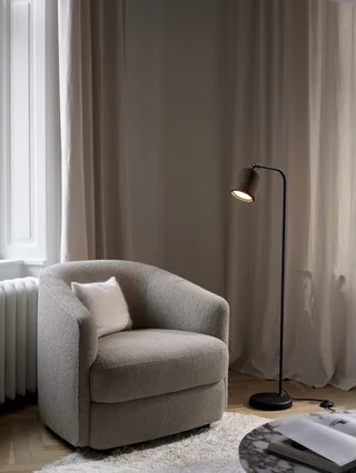 Material Floor Lamp van New Works – sfeerfoto 2 van 3