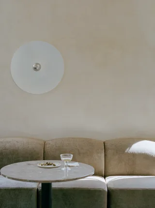 Shore Dining Curved End Left, Plinth, Module 41 von New Works – Ambientefoto 2 von 11