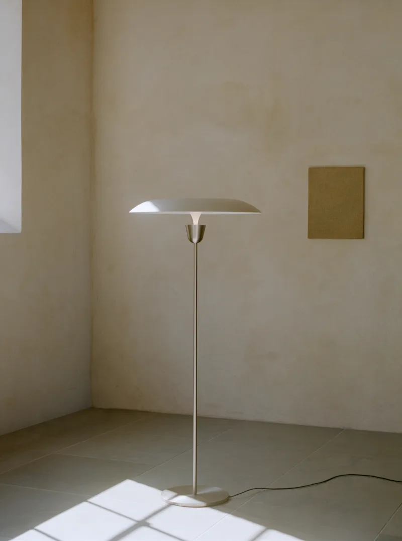 Kantarell Floor Lamp van New Works – sfeerfoto 1 van 7