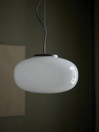 Karl-Johan Pendant Lamp Large de New Works – photo d’ambiance 3 sur 4