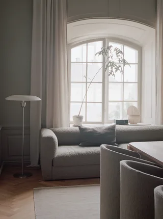 Kantarell Floor Lamp van New Works – sfeerfoto 2 van 7