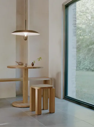 Atlas Bistro Table von New Works – Ambientefoto 3 von 4