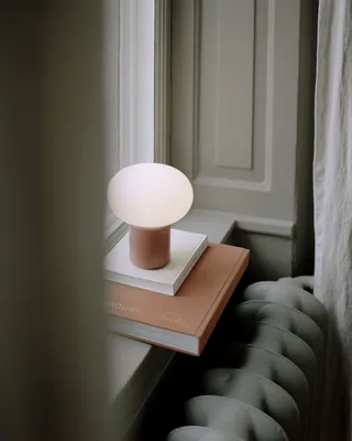 Karl-Johan Portable Table Lamp de New Works – photo d’ambiance 4 sur 5