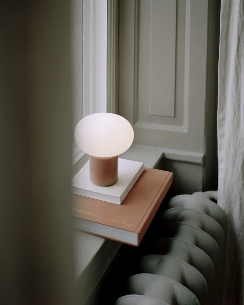 Karl-Johan Portable Table Lamp de New Works – photo d’ambiance 4 sur 5