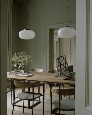 Karl-Johan Pendant Lamp Large de New Works – photo d’ambiance 2 sur 4