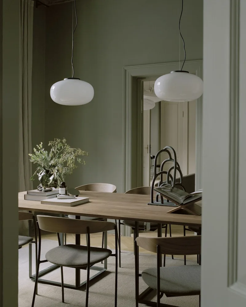 Karl-Johan Pendant Lamp Large de New Works – photo d’ambiance 2 sur 4