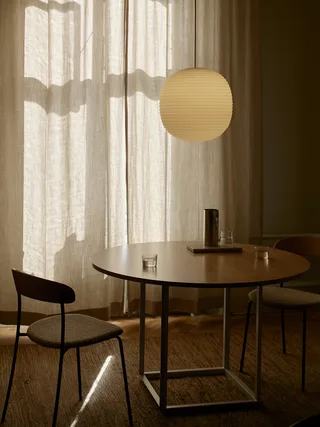 Lantern Pendant Lamp Large de New Works – photo d’ambiance 4 sur 6