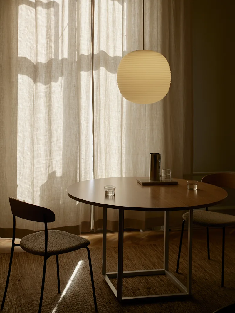 Lantern Pendant Lamp Large de New Works – photo d’ambiance 4 sur 6