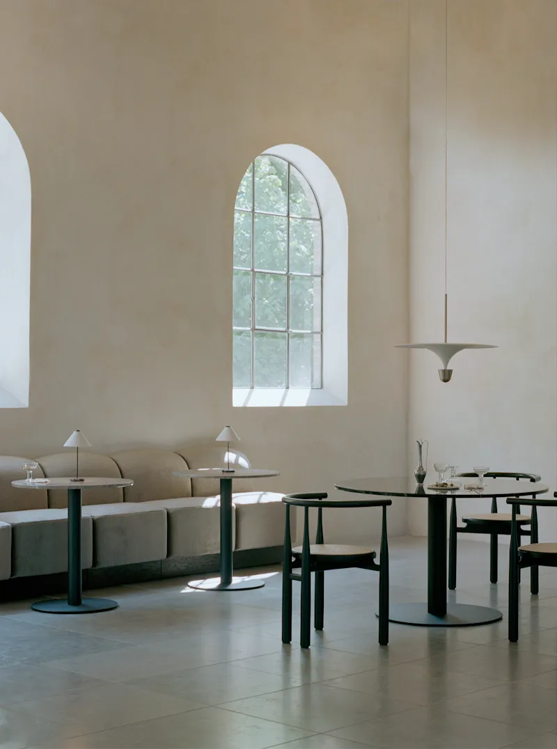 Shore Dining Curved End Left, Plinth, Module 41 von New Works – Ambientefoto 3 von 11